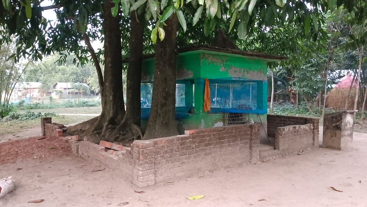 ময়মনসিংহে গৌরীপুর উপজেলার টেঙ্গাপাড়া গ্রামের শাহজাহান উদ্দিন আউলিয়া (রহ.)-এর মাজারে ভাঙচুরের ঘটনায় জড়িতদের তিনদিনেও শনাক্ত করা যায়নি। শনিবার বিকেলের ছবি