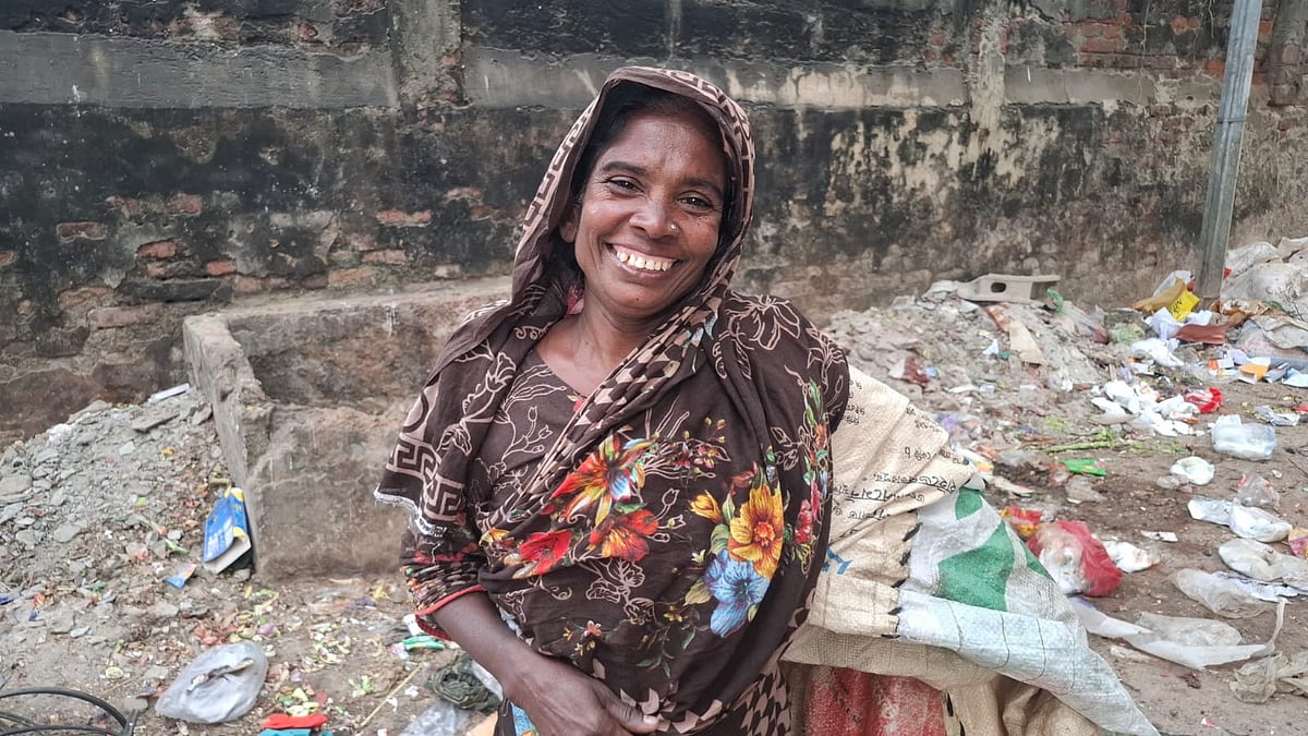মনোয়ারা বেগম শহরের ময়লা কুড়ান। এটিকে তিনি ছোট কাজ মনে করেন না। তাঁর কোনো অভাব নেই। গত বৃহস্পতিবার দুপুরে রাজশাহী নগরের সাগরপাড়ার একটি ডাস্টবিনের সামনে