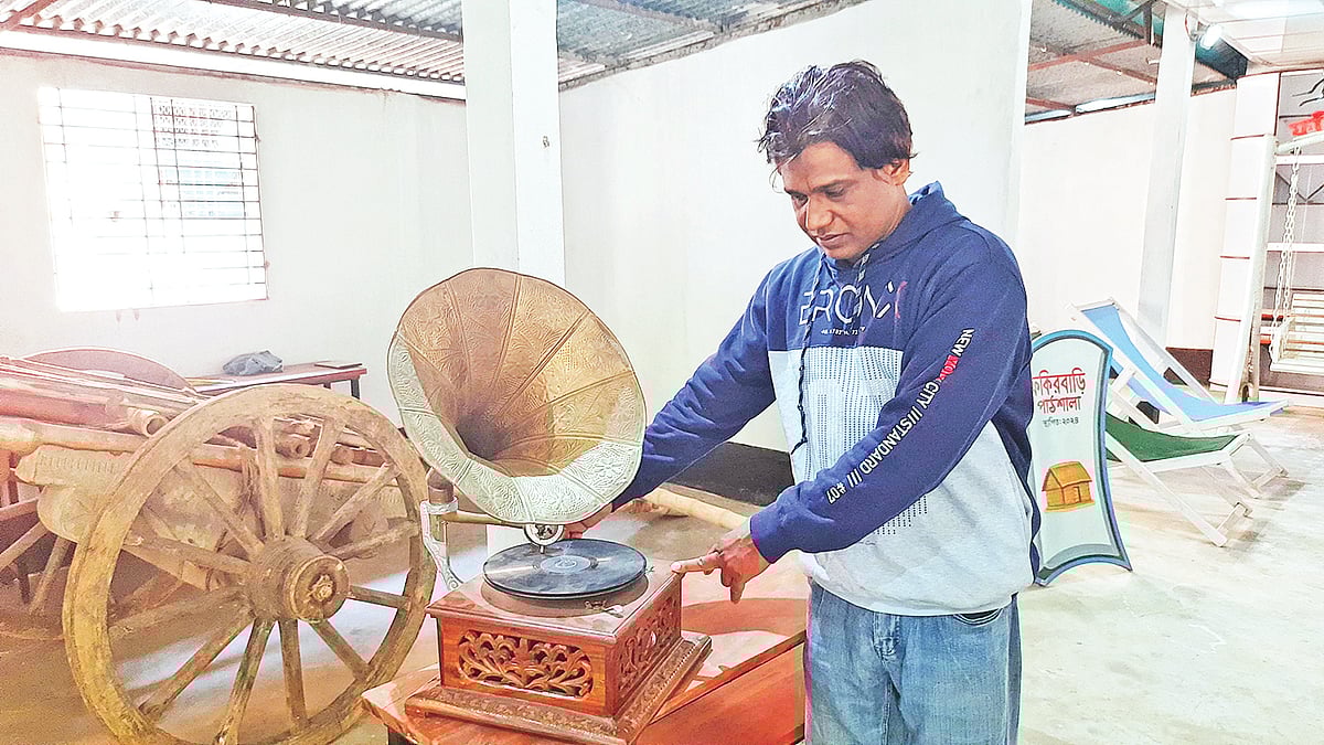 গ্রামোফোন হাতে ফকিরবাড়ি পল্লি জাদুঘরের প্রতিষ্ঠাতা আতিকুর রহমান। ১১ ডিসেম্বর সকালে রংপুরের মিঠাপুকুর উপজেলার সাতভেন্টি এনায়েতপুর গ্রামে