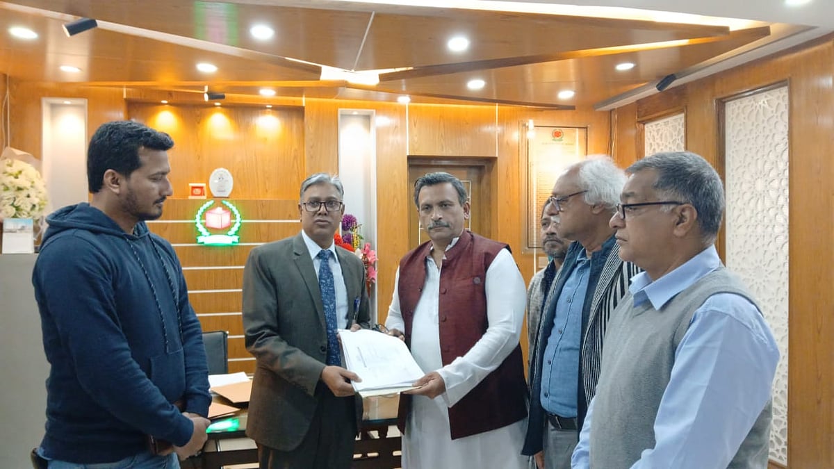 রাজধানীর আগারগাঁওয়ে রিটার্নিং কর্মকর্তার কার্যালয়ে মনোনয়নপত্র জমা দিয়েছেন বাংলাদেশের কমিউনিস্ট পার্টির (সিপিবি) প্রার্থী ডা. আহমেদ সাজেদুল হক। এ সময় দলের সাবেক সাধারণ সম্পাদক রুহিন হোসেনসহ আরও কয়েকজন নেতা উপস্থিত ছিলেন। ২৮ ডিসেম্বর, ২০২৫