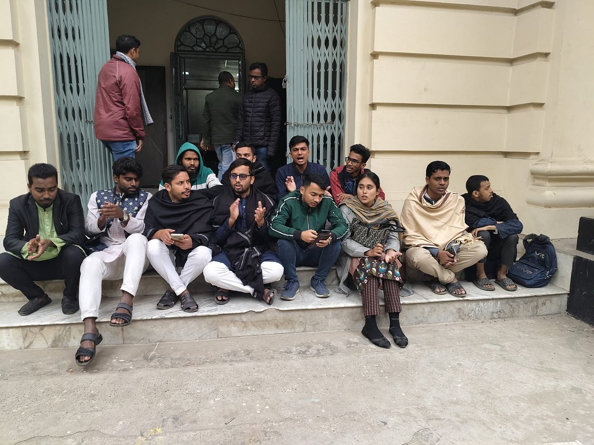 প্রশাসনিক ভবনের ফটকের সামনে অবস্থান নিয়ে বিক্ষোভ কর্মসূচি পালন করছেন ‘ঐক্যবদ্ধ জবিয়ান’ প্যানেলের প্রার্থীরা। আজ দুপুরে জগন্নাথ বিশ্ববিদ্যালয়ে