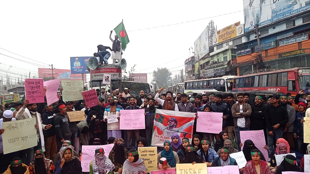 শহীদ ওসমান হাদির খুনিদের গ্রেপ্তার ও বিচারের দাবিতে বরিশাল-ঢাকা মহাসড়ক অবরোধ করে বিক্ষোভ করছে ইনকিলাব মঞ্চ। শনিবার বিকেল চারটায় নগরের নথুল্লাবাদ কেন্দ্রীয় বাস টার্মিনাল এলাকায়