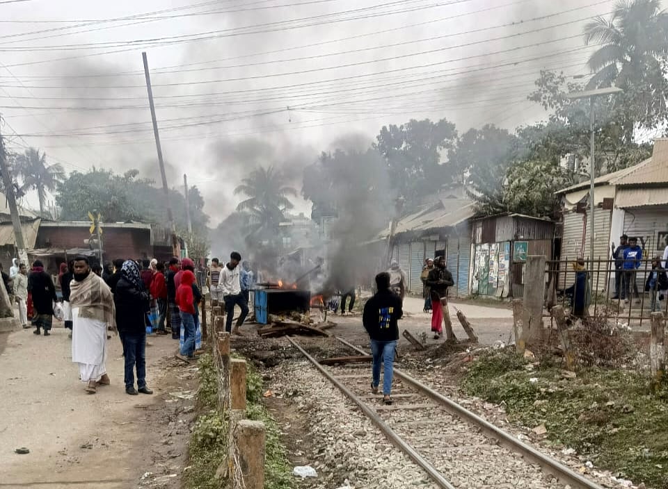 ময়মনসিংহ-১০ আসনে বিএনপির দলীয় মনোনয়ন পরিবর্তনের দাবিতে বঞ্চিত প্রার্থীদের সমর্থকেরা আন্দোলন করছেন। আজ রোববার সকালে