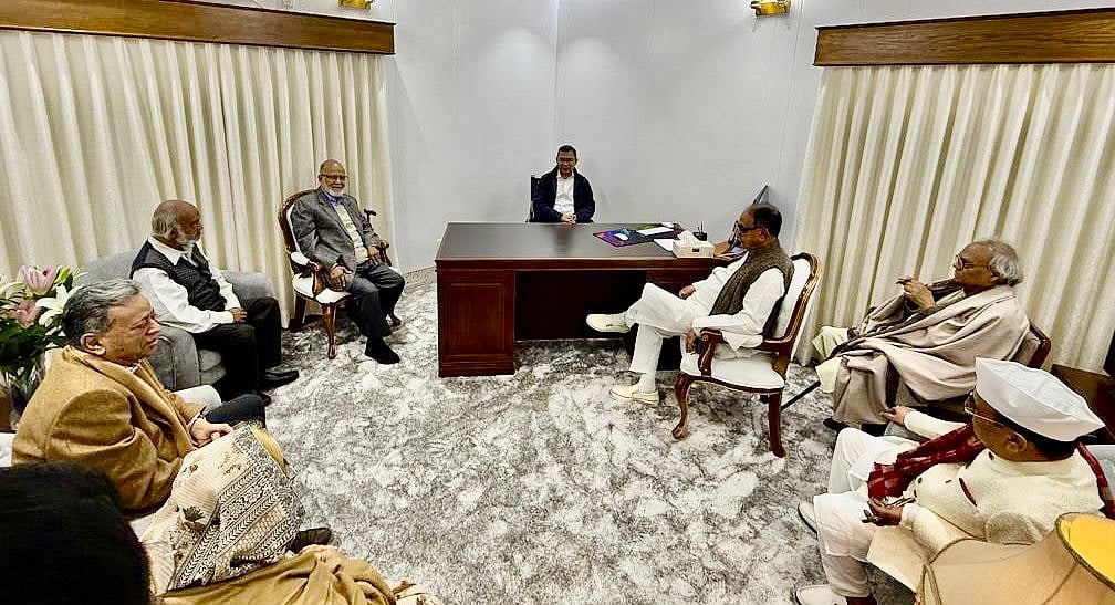 বিএনপি চেয়ারপারসনের রাজনৈতিক কার্যালয়ের দোতলায় নিজের কক্ষে দলের জাতীয় স্থায়ী কমিটির সদস্যদের সঙ্গে মতবিনিময় করেন