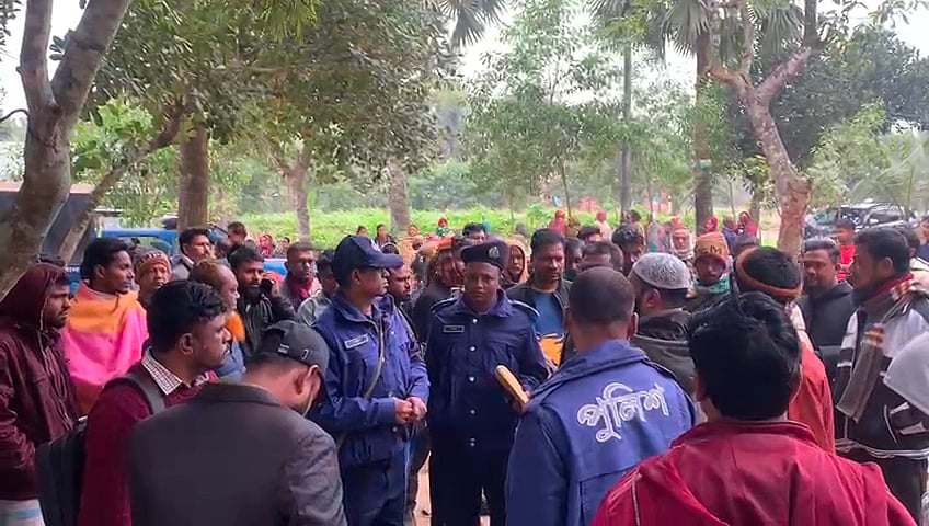 ময়মনসিংহের ভালুকায় এক প্রার্থীর পক্ষে শাড়ি বিতরণ করায় দুজনকে আটক করে জরিমানা করা হয়। আজ রোববার দুপুরে উপজেলার পাড়াগাঁও গ্রামে