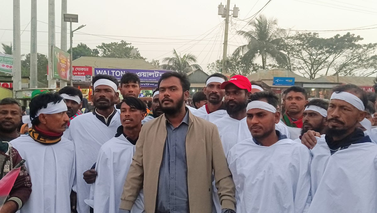 ত্রয়োদশ জাতীয় সংসদ নির্বাচনে কিশোরগঞ্জ-৫ আসনে মনোনয়ন ফেরতের দাবিতে কাফনের কাপড় পরে বিক্ষোভ–মিছিল স্থানীয় বিএনপির এক পক্ষের নেতা-কর্মীদের। রোববার বিকেলে নিকলী সদরের নতুন বাজার এলাকায়