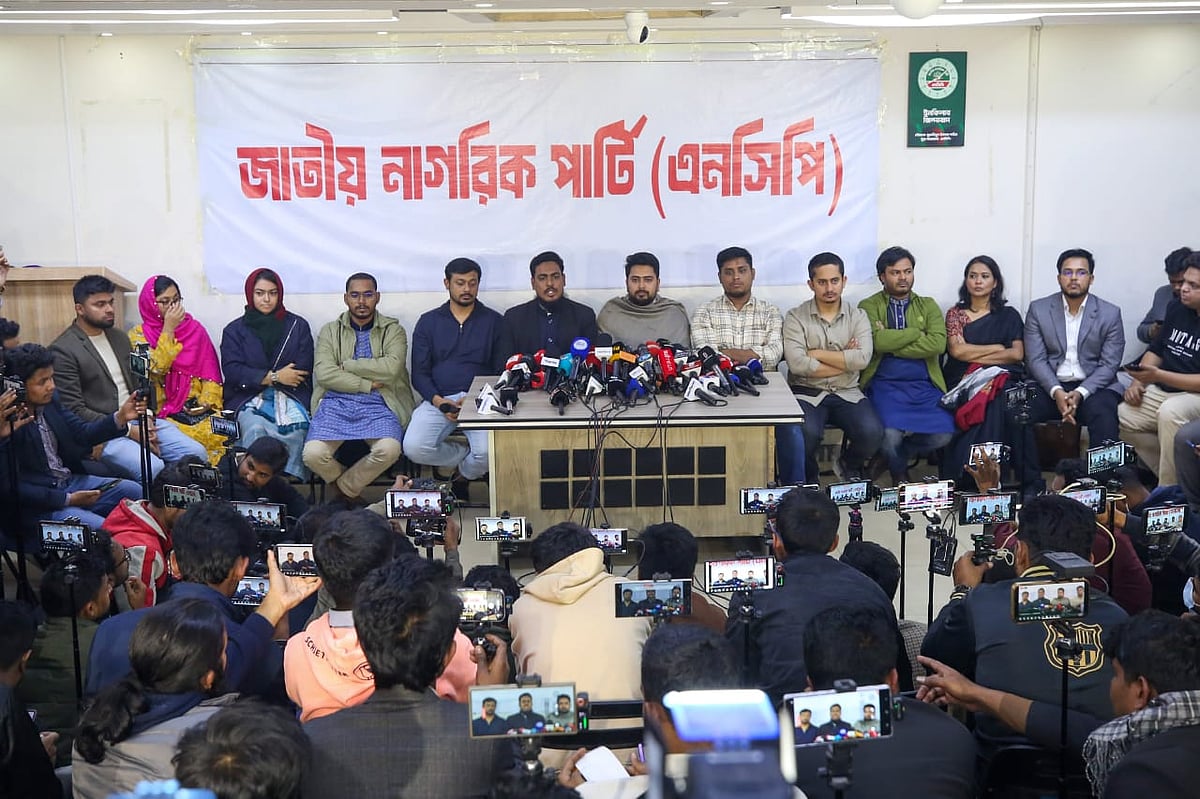 সংবাদ সম্মেলনে এনসিপির নেতারা। আজ রোববার রাতে রাজধানীর বাংলামোটরে এনসিপির অস্থায়ী কেন্দ্রীয় কার্যালয়ে