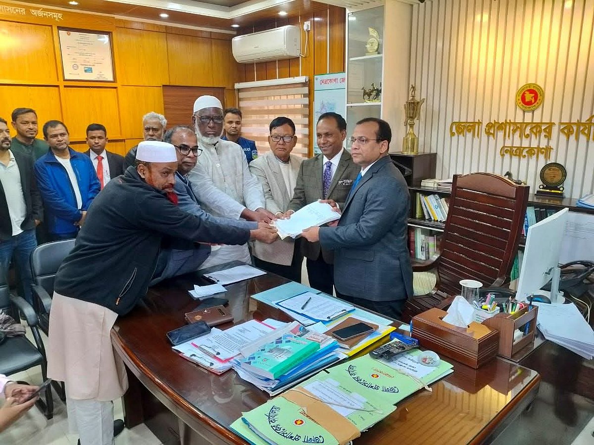 ইসলাম, হিন্দু ও খ্রিষ্ট—তিনটি ধর্মের অন্তত পাঁচজনকে নিয়ে মনোনয়নপত্র জমা দিয়েছেন নেত্রকোনা-১ আসনের বিএনপি মনোনীত প্রার্থী কায়সার কামাল (ডান থেকে দ্বিতীয়)। রোববার বেলা আড়াইটার দিকে তিনি নেত্রকোনা রিটার্নিং কর্মকর্তার কার্যালয়ে