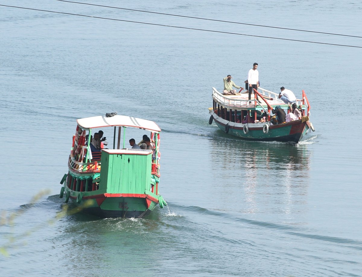 নিয়ম না মেনেই চলছে কাপ্তাই হ্রদের পর্যটকবাহী নৌযান।  পর্যটকদেরও নেই কোনো লাইফ জ্যাকেট। গতকাল সকালে রাঙামাটিতে