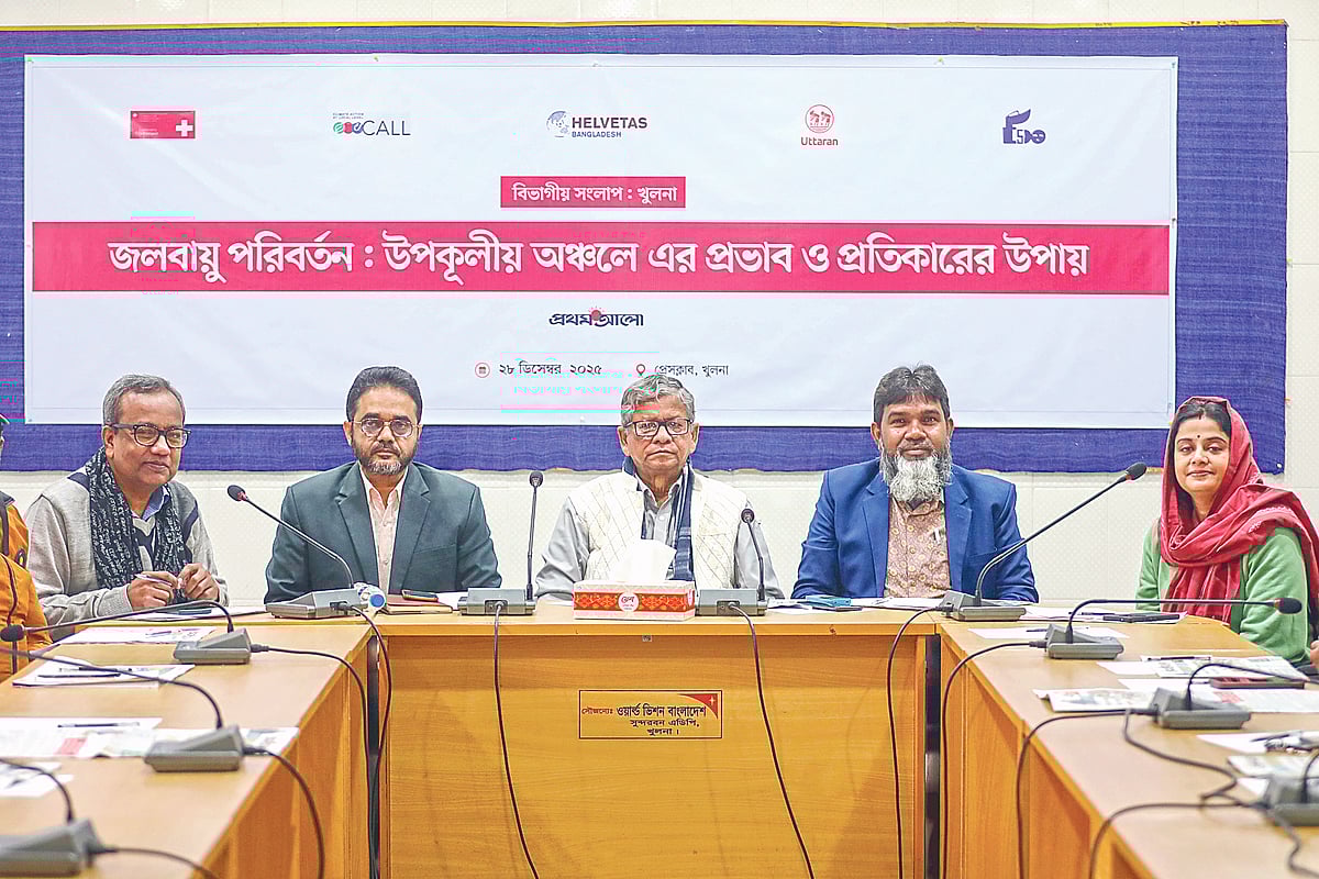 ‘জলবায়ু পরিবর্তন: উপকূলীয় অঞ্চলে এর প্রভাব ও প্রতিকারের উপায়’ শীর্ষক গোলটেবিল সংলাপে (বাঁ থেকে) গৌরাঙ্গ নন্দী, মো. নজরুল ইসলাম, আনোয়ারুল কাদির, মো. আবদুল করিম ও নবনীতা দত্ত। গতকাল খুলনা প্রেসক্লাবে