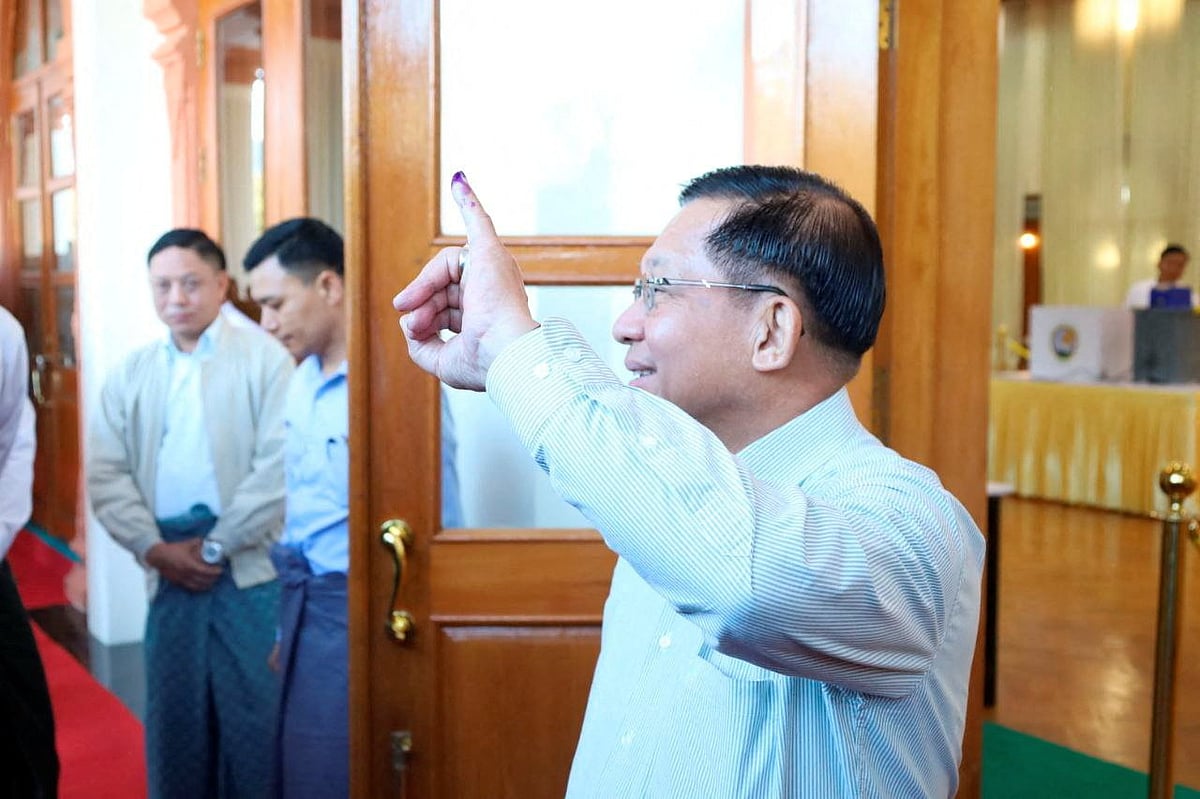 ভোট দেওয়ার পর মিয়ানমারের জান্তাপ্রধান মিন অং হ্লাইং। রাজধানী নেপিডোর একটি ভোটকেন্দ্রে, ২৮ ডিসেম্বর ২০২৫