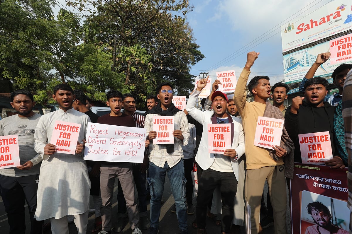 শহীদ শরিফ ওসমান হাদির হত্যাকাণ্ডের বিচার দাবিতে সিলেটে অবরোধ কর্মসূচি পালন করছে সিলেট ইনকিলাব মঞ্চ ও শাহজালাল বিশ্ববিদ্যালয়। আজ রোববার দুপুরে নগরের চৌহাট্টা এলাকায়