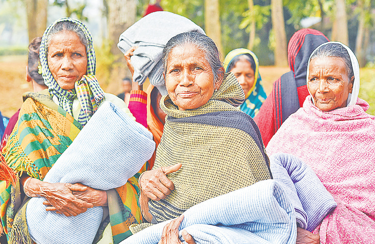 প্রথম আলো ট্রাস্টের পক্ষ থেকে শীতবস্ত্র হিসেবে কম্বল পেয়ে খুশি তাঁরা। গতকাল মৌলভীবাজারের শ্রীমঙ্গলের আমরাইলছড়া সরকারি প্রাথমিক বিদ্যালয় মাঠে