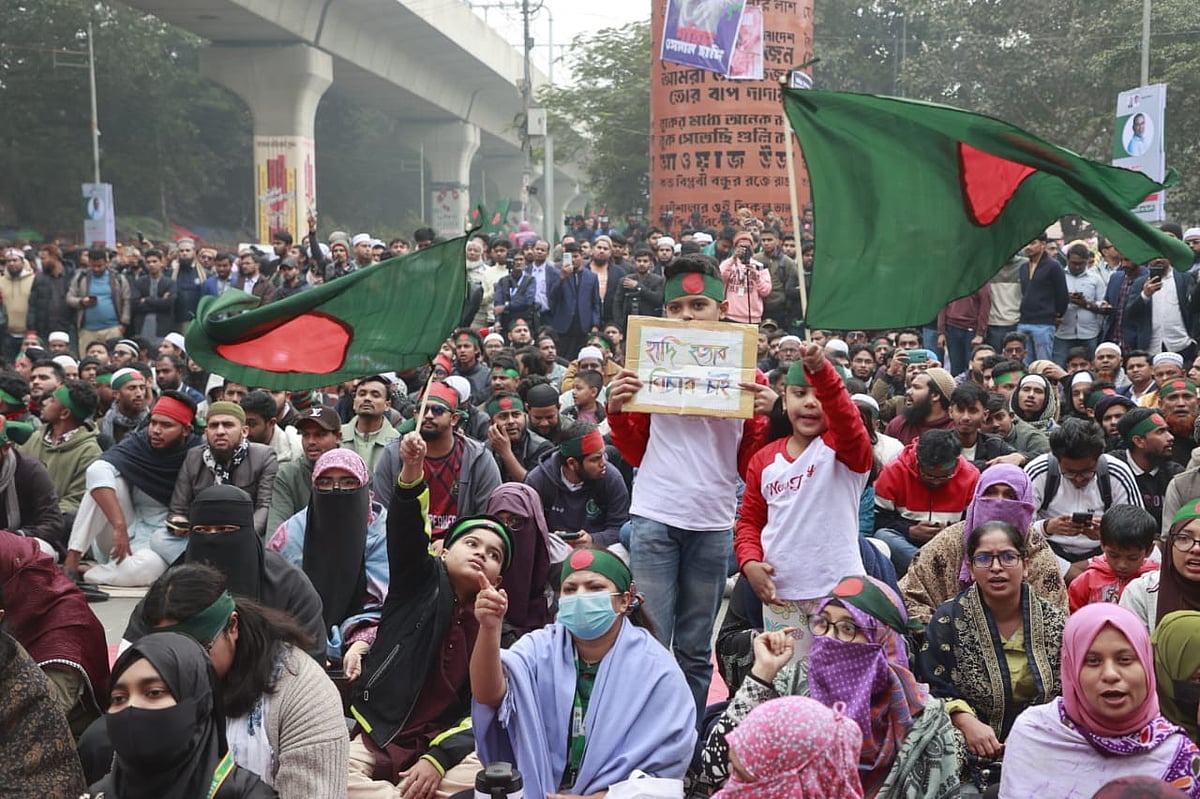 ঢাকার শাহবাগে ইনকিলাব মঞ্চের অবরোধ। আজ রোববার দুপুরে