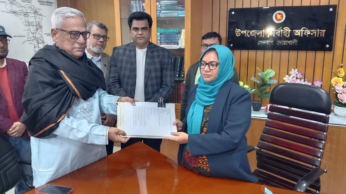 নোয়াখালী-২ (সেনবাগ ও সোনাইমুড়ী আংশিক) আসনে মনোনয়নপত্র দাখিল করছেন বিএনপি প্রার্থী জয়নুল আবদিন ফারুক। আজ দুপুরে সহকারী রিটার্নিং কর্মকর্তার কার্যালয়ে