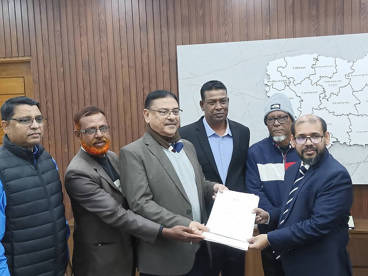 সুনামগঞ্জ-৪ আসনে স্বতন্ত্র প্রার্থী হিসেবে মনোনয়নপত্র জমা দিচ্ছেন দেওয়ান জয়নুল জাকেরীন। আজ সোমবার সকালে সুনামগঞ্জের জেলা প্রশাসকের কার্যালয়ে