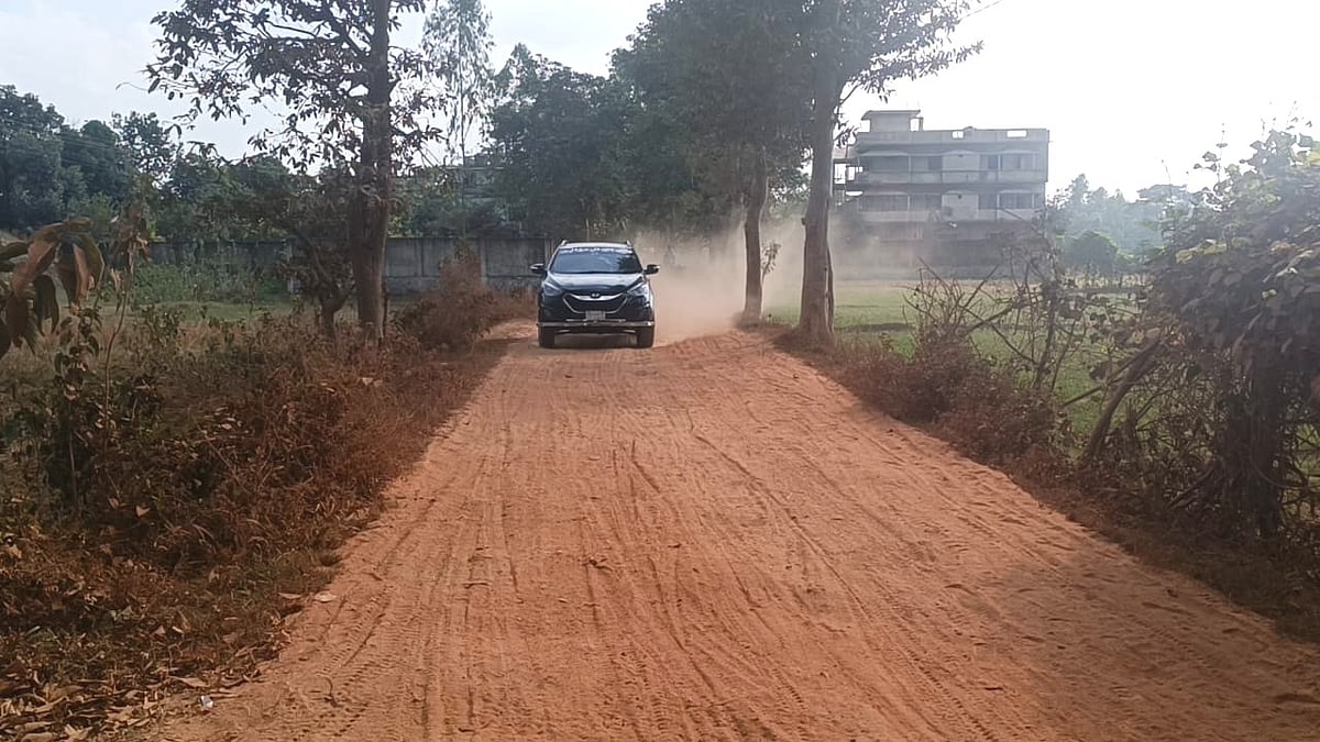 এক সময় ইট বিছানো ছিল সড়কটিতে। এখন ইটেরই কোনো অস্তিত্ব নেই। বর্ষা কাদা আর শুষ্ক মৌসুমে ধুলার ভোগান্তি নিয়ে চলাচল করতে হয় মানুষকে। চট্টগ্রামের লোহাগাড়া উপজেলার কলাউজান এলাকায়