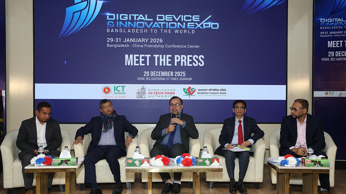 সংবাদ সম্মেলনে বক্তব্য দিচ্ছেন শীষ হায়দার চৌধুরী (মাঝে)