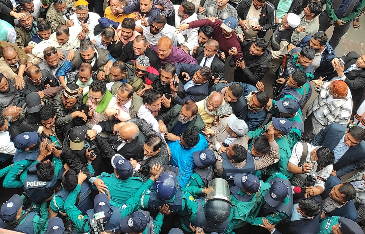 চট্টগ্রামে রিটার্নিং কর্মকর্তার কার্যালয়ের সামনে বিএনপির এক প্রার্থীর সমর্থকদের সঙ্গে পুলিশের ধাক্কাধাক্কি। আজ দুপুরে
