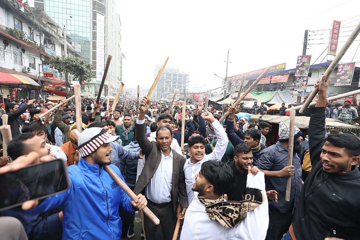 রাজধানীর কারওয়ান বাজারে ব্যবসায়ীদের মানববন্ধনে অতর্কিত হামলার পর লাঠিসোঁটা নিয়ে বিক্ষোভ