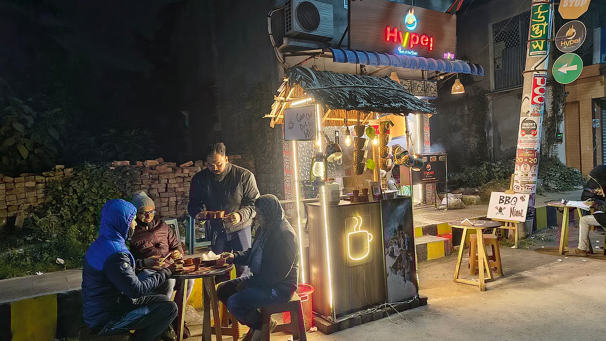 মাটির পেয়ালায় পরিবেশিত খেজুরগুড়ের গরুর দুধের চা স্থানীয় বাসিন্দাদের কাছে বেশ জনপ্রিয় হয়ে উঠেছে। ক্রেতাদের চা পরিবেশন করছেন উদ্যোক্তা ফয়সাল মাহমুদ। গত রোববার রাতে যশোর শহরের আরবপুর এলাকায়