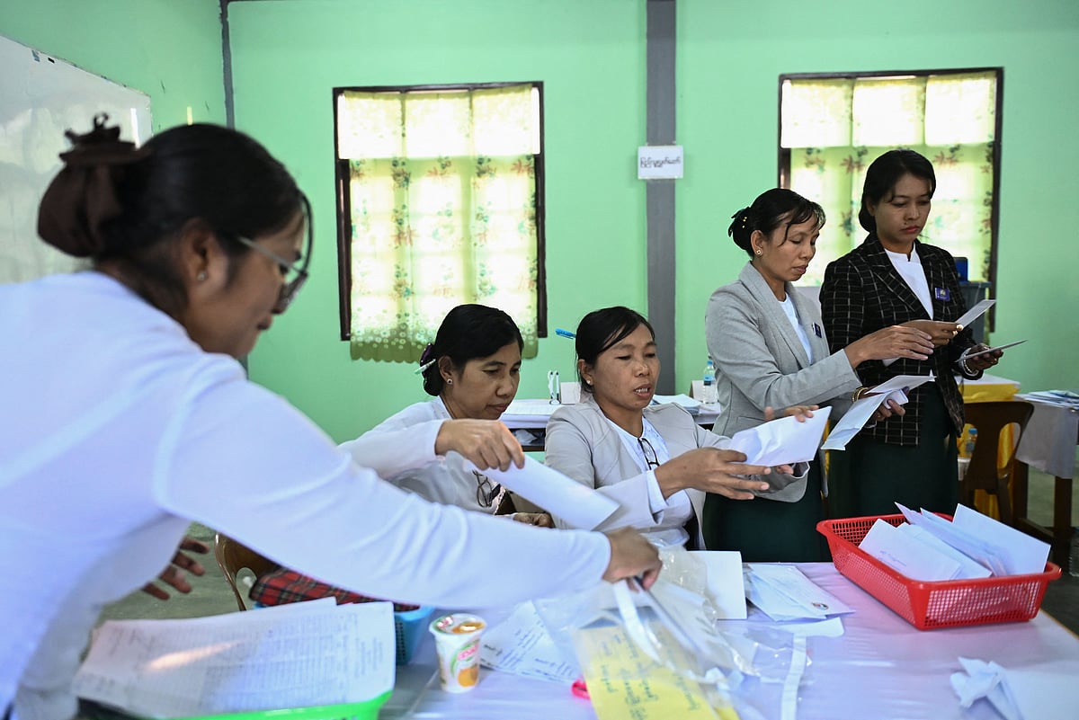 মিয়ানমারের নেপিডোতে সাধারণ নির্বাচনের প্রথম ধাপের ভোট গ্রহণ শেষে গতকাল রোববার একটি ভোটকেন্দ্রে ব্যালট পেপার গুনছেন ইউনিয়ন নির্বাচন কমিশনের (ইউইসি) সদস্যরা। ২৮ ডিসেম্বর, ২০২৫