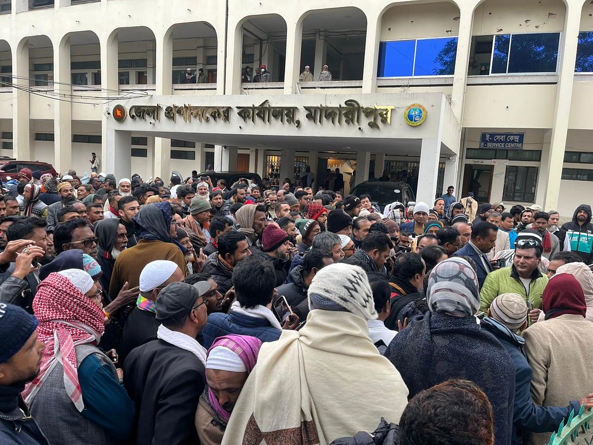 মাদারীপুর-২ আসনে বিএনপি প্রার্থী জাহান্দার আলী মনোনয়নপত্র দাখিলের সময় তাঁর সমর্থক ও কর্মীরা সেখানে ভিড় করেন। আজ সোমবার বেলা সাড়ে ১১টার দিকে মাদারীপুর জেলা প্রশাসকের কার্যালয় প্রাঙ্গণে