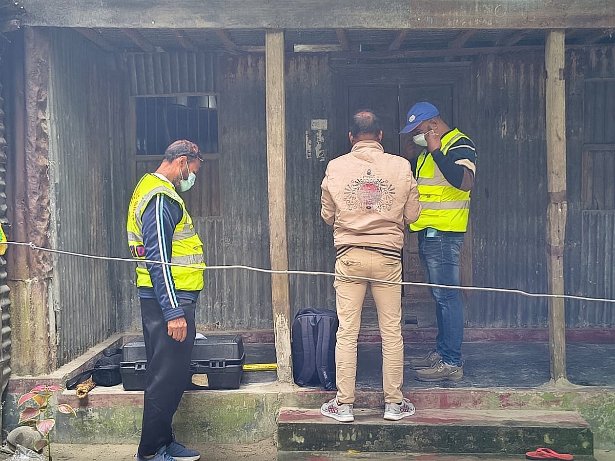 খবর পেয়ে ওই বৃদ্ধার বাড়িতে যায় পুলিশের তদন্তকারী দল। আজ সোমবার সকালে