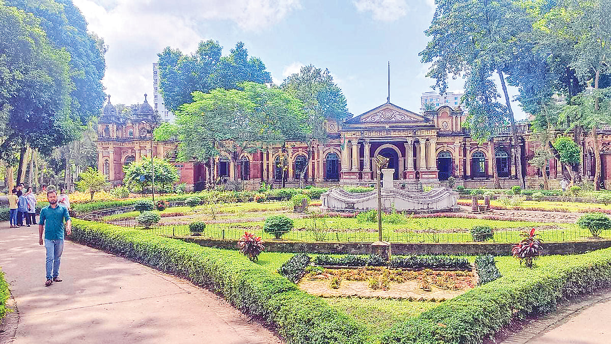 মহারাজা শশীকান্ত আচার্যের দৃষ্টিনন্দন বাড়ি। সম্প্রতি ময়মনসিংহ নগরে