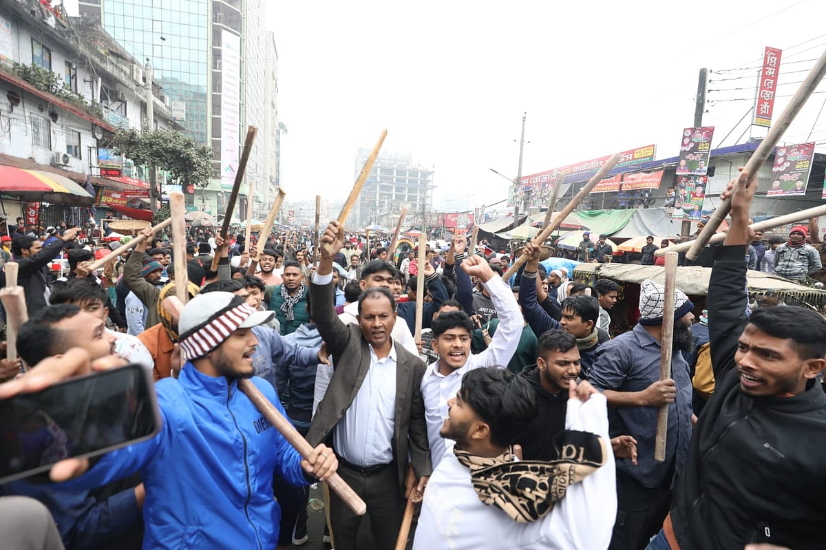 রাজধানীর কারওয়ান বাজারে ব্যবসায়ীদের মানববন্ধনে অতর্কিত হামলার পর লাঠিসোঁটা নিয়ে বিক্ষোভ