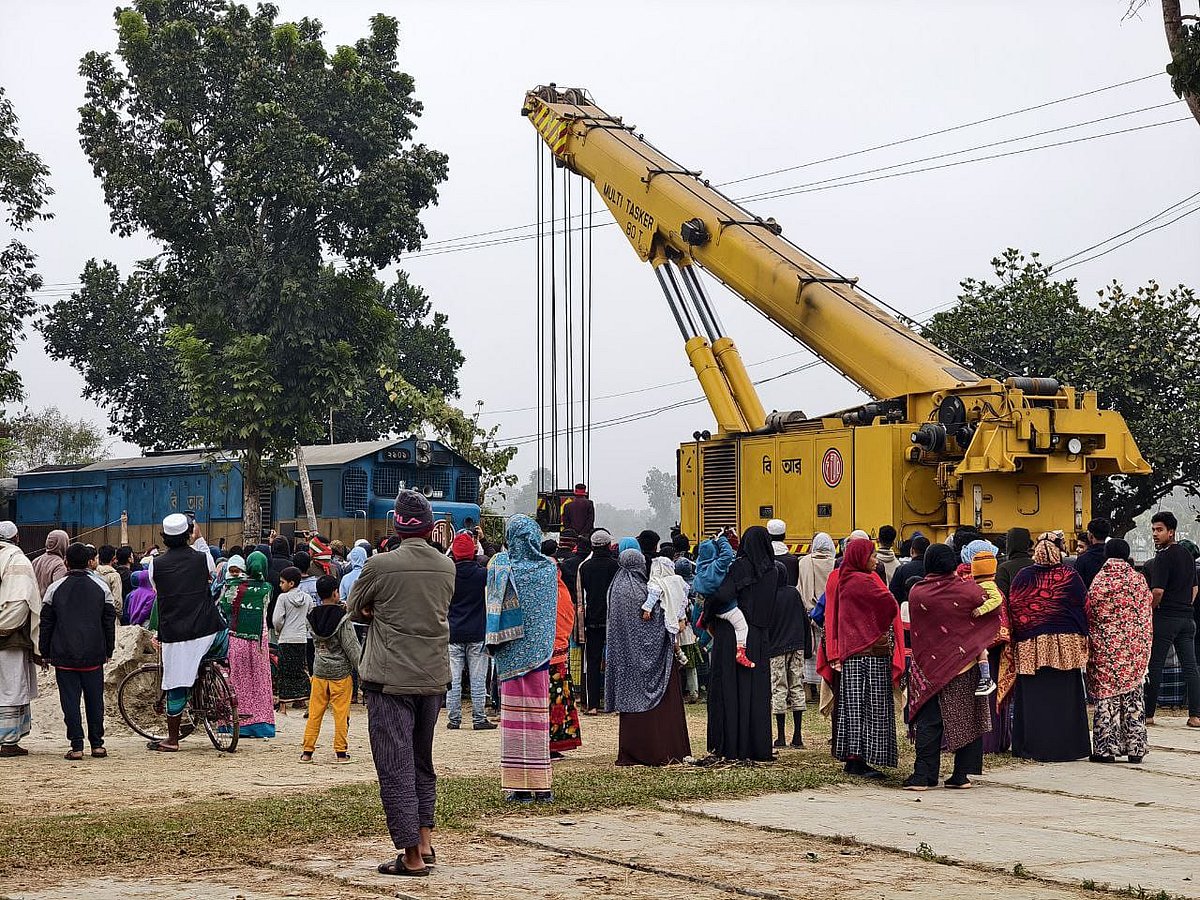 ময়মনসিংহের গফরগাঁওয়ে ট্রেন লাইন খুলে নেওয়ায় লাইচ্যুত ট্রেন উদ্ধারে কাজ চলছে। আজ সোমবার দুপুরে