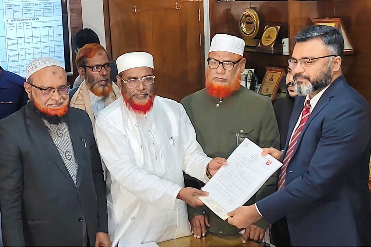 খুলনা-৫ আসনে জামায়াতে ইসলামী মনোনীত প্রার্থী মিয়া গোলাম পরওয়ার মনোনয়নপত্র জমা দিচ্ছেন। গতকাল খুলনা জেলা প্রশাসকের কার্যালয়ে