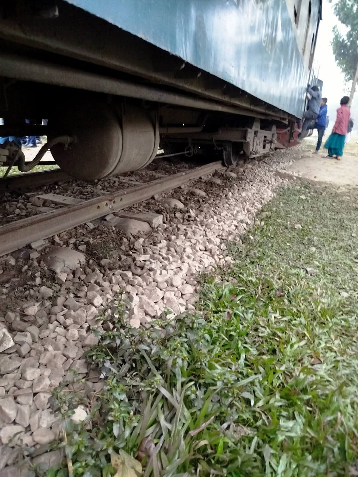 ময়মনসিংহে গভীর রাতে দুর্বৃত্তরা রেললাইনের প্রায় ২০ ফুট খুলে সরিয়ে ফেললে ঢাকাগামী অগ্নিবীণা এক্সপ্রেস ট্রেন লাইনচ্যুত হয়।গতকাল রোববার