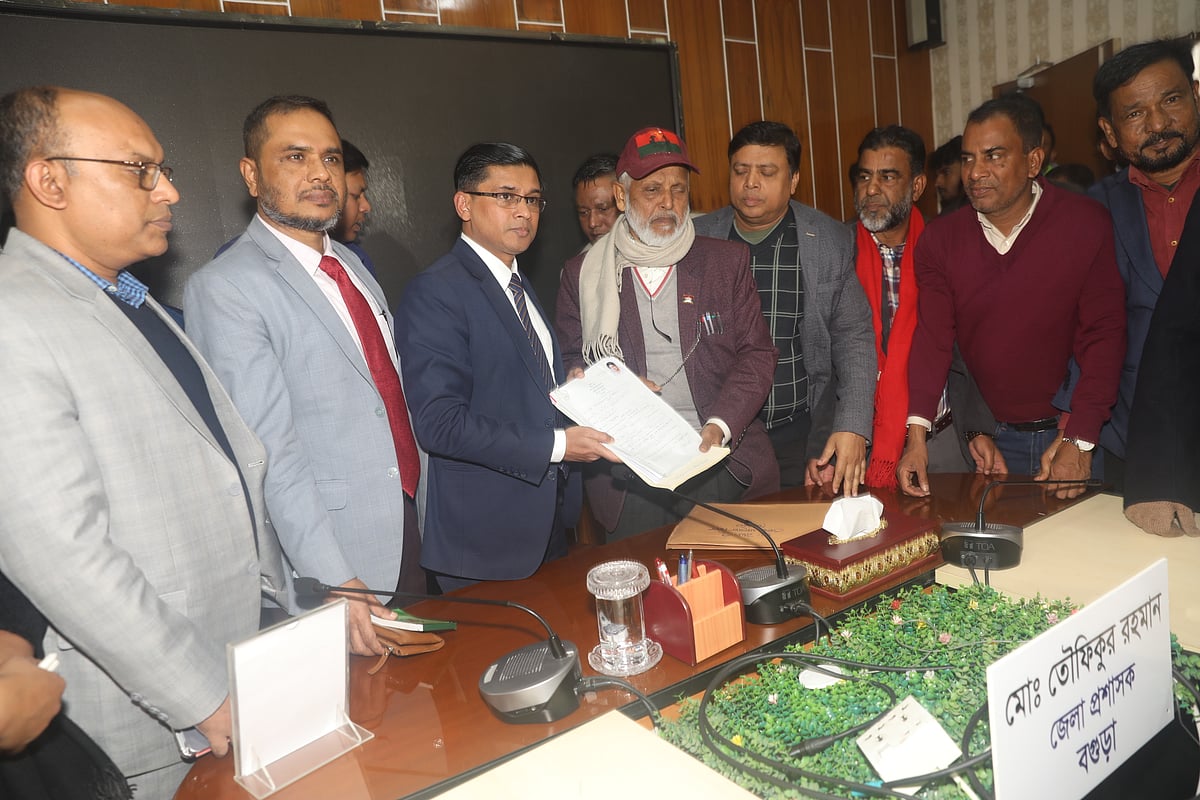 ত্রয়োদশ জাতীয় সংসদ নির্বাচনে বগুড়া-৭ আসনে বিএনপির চেয়ারপারসন বেগম খালেদা জিয়ার পক্ষে রিটার্নিং কর্মকর্তার হাতে মনোনয়নপত্র জমা দেন । সোমবার দুপুরে বগুড়া জেলা প্রশাসকের সম্মেলন কক্ষে