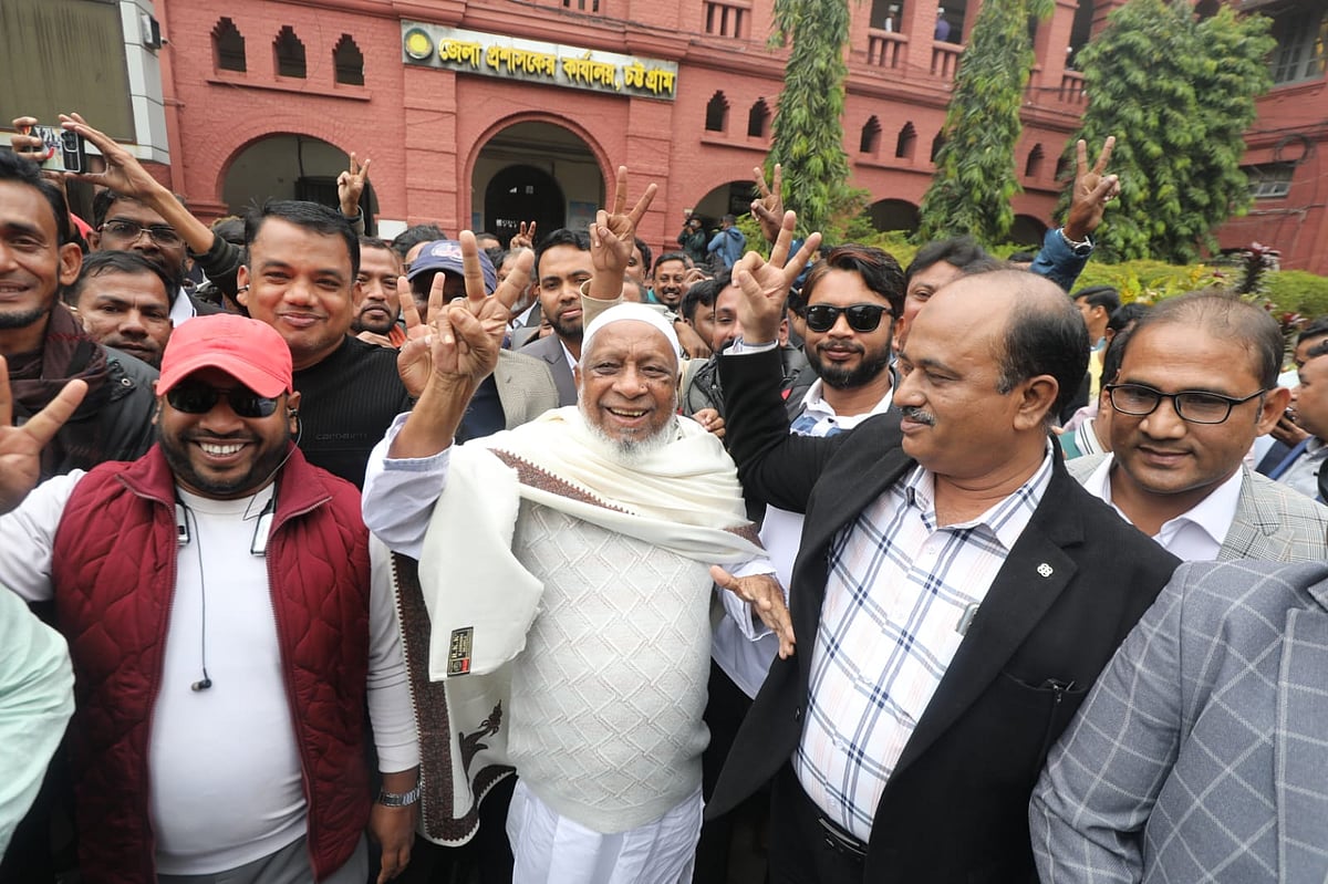 রিটার্নিং কর্মকর্তার কার্যালয়ে মনোনয়নপত্র জমা দেওয়ার আগে সমর্থকদের সঙ্গে চট্টগ্রাম-৩ আসনের ধানের শীষের প্রার্থী মোস্তফা কামাল পাশা (মাথায় সাদা টুপি)। আজ সকালে তোলা