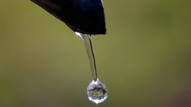 পানি স্বচ্ছ ও রংহীন হলেও বিভিন্ন রূপে দেখা যায়