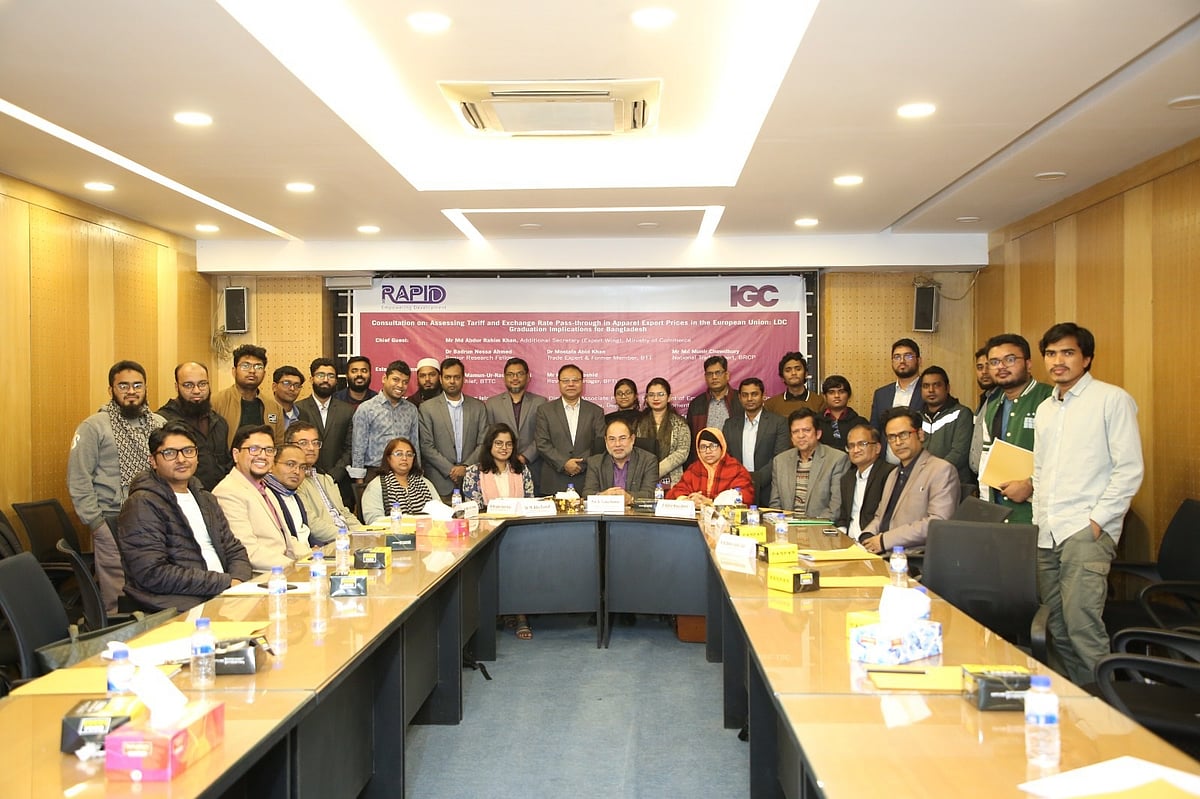 এলডিসি উত্তরণ–পরবর্তী ইউরোপের বাজারে তৈরি পোশাক খাতের রপ্তানি নিয়ে র‌্যাপিড আয়োজিত সেমিনারে অতিথিরা। আজ সোমবার ঢাকা বিশ্ববিদ্যালয়ের সামাজিক বিজ্ঞান অনুষদের সভাকক্ষে