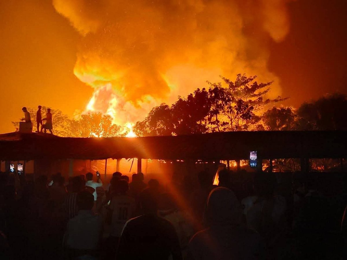 কক্সবাজারের টেকনাফে আগুনে পুড়ছে লেদা রোহিঙ্গা আশ্রয়শিবির। গতকাল রাতে