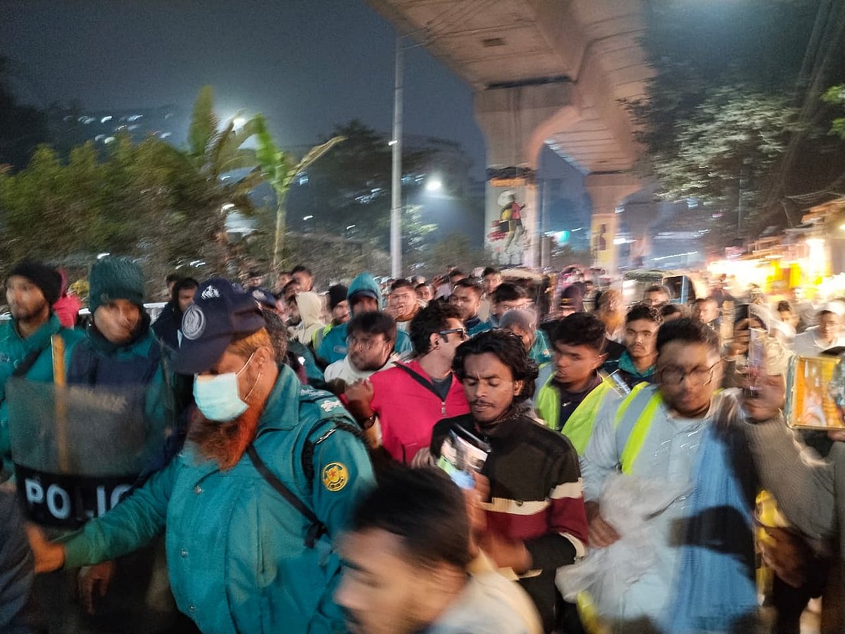 শাহবাগে ইনকিলাব মঞ্চের অবরোধ কর্মসূচি থেকে খেলনা পিস্তলসহ এই যুবককে আটক করেছে পুলিশ