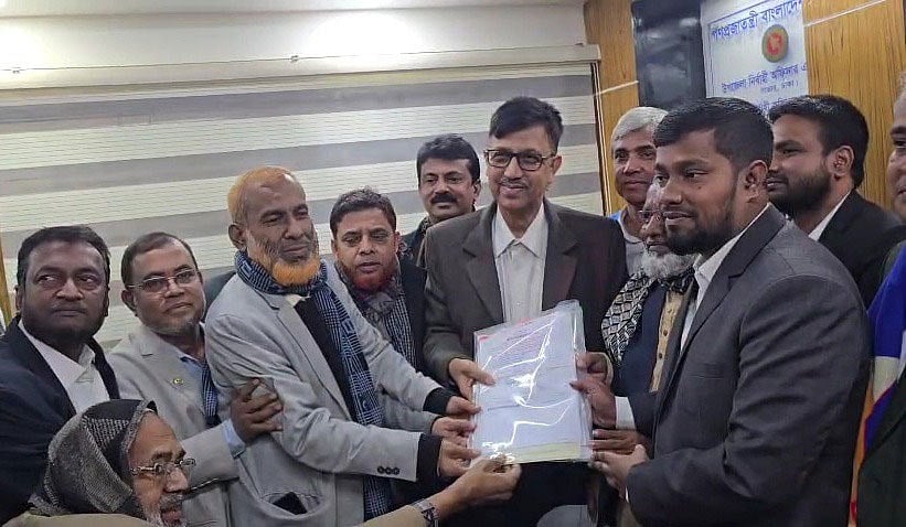 ত্রয়োদশ জাতীয় সংসদ নির্বাচনের আচরণবিধি লঙ্ঘন করে পাঁচজনের বেশি লোক নিয়ে মনোনয়নপত্র জমা দেন বিএনপির প্রার্থী দেওয়ান মোহাম্মদ সালাউদ্দিন। আজ সোমবার বিকেলে সাভার উপজেলা নির্বাহী কর্মকর্তার কার্যালয়ে