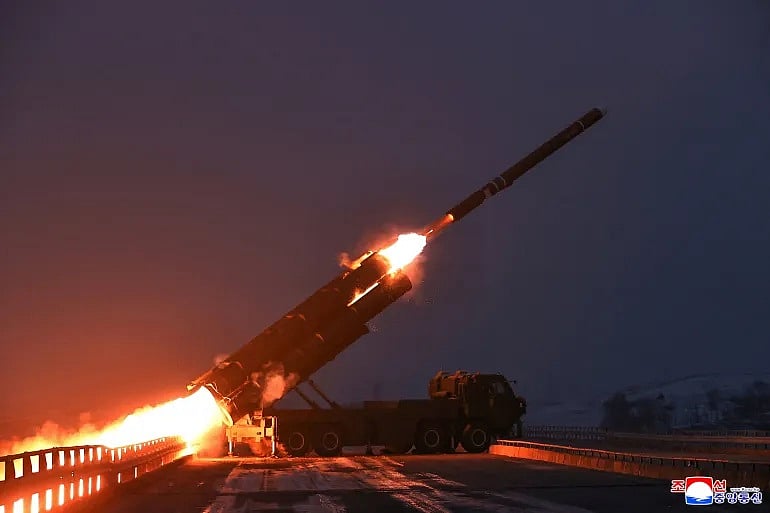 উত্তর কোরিয়ার কোনো এক অজানা স্থান থেকে গতকাল রোববার দূরপাল্লার কৌশলগত ক্রুজ ক্ষেপণাস্ত্রের পরীক্ষা চালানো হয়। দেশটির সর্বোচ্চ নেতা কিম জং–উনের উপস্থিতিতে হওয়া ক্ষেপণাস্ত্র পরীক্ষার একটি মুহূর্ত