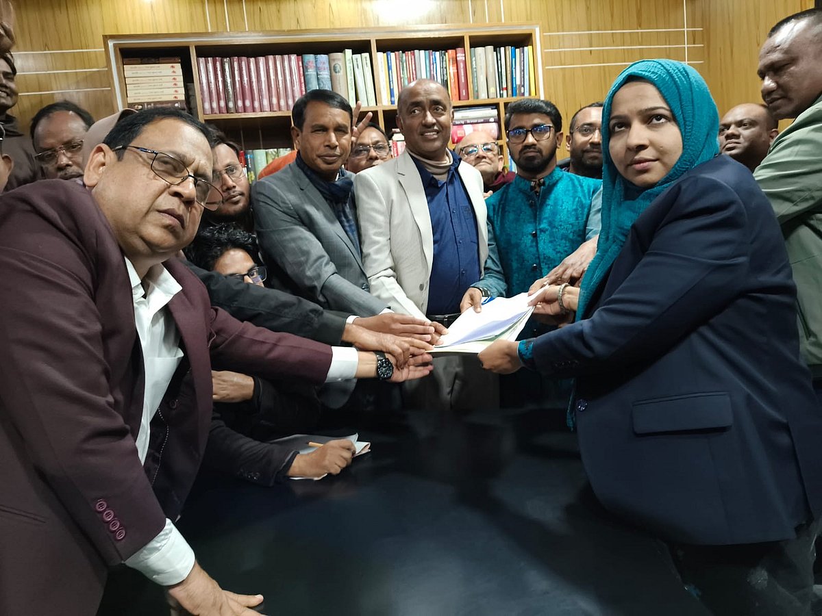 বিএনপির নেতা–কর্মীদের সঙ্গে নিয়ে মনোনয়ন জমা দিচ্ছেন দলটিতে সদ্য যোগ দেওয়া রাশেদ খাঁন। আজ সোমবার বেলা আড়াইটার দিকে কালীগঞ্জ উপজেলা নির্বাহী কর্মকর্তা ও সহকারী রিটার্নিং কর্মকর্তা কার্যালয়ে