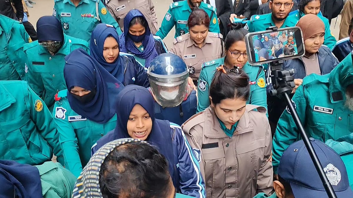 রিমান্ড শুনানি শেষে আদালতের হাজতখানায় নেওয়া হচ্ছে সুমাইয়া তাহমিদ যাফরিনকে। ঢাকা মেট্রোপলিটন ম্যাজিস্ট্রেট আদালত প্রাঙ্গণে, ২৯ ডিসেম্বর ২০২৫