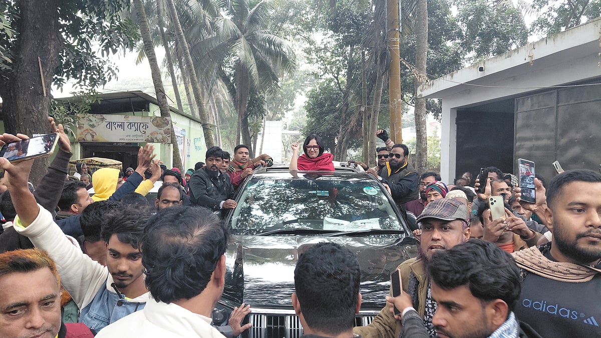 ব্রাহ্মণবাড়িয়া-২ আসনে স্বতন্ত্র প্রার্থী হিসেবে সরাইল উপজেলা নির্বাহী কর্মকর্তা ও সহকারী রিটার্নিং কর্মকর্তার কাছে মনোনয়নপত্র জমা দেন রুমিন ফারহানা। সোবার দুপুর আড়াই  দিকে তোলা ছবি