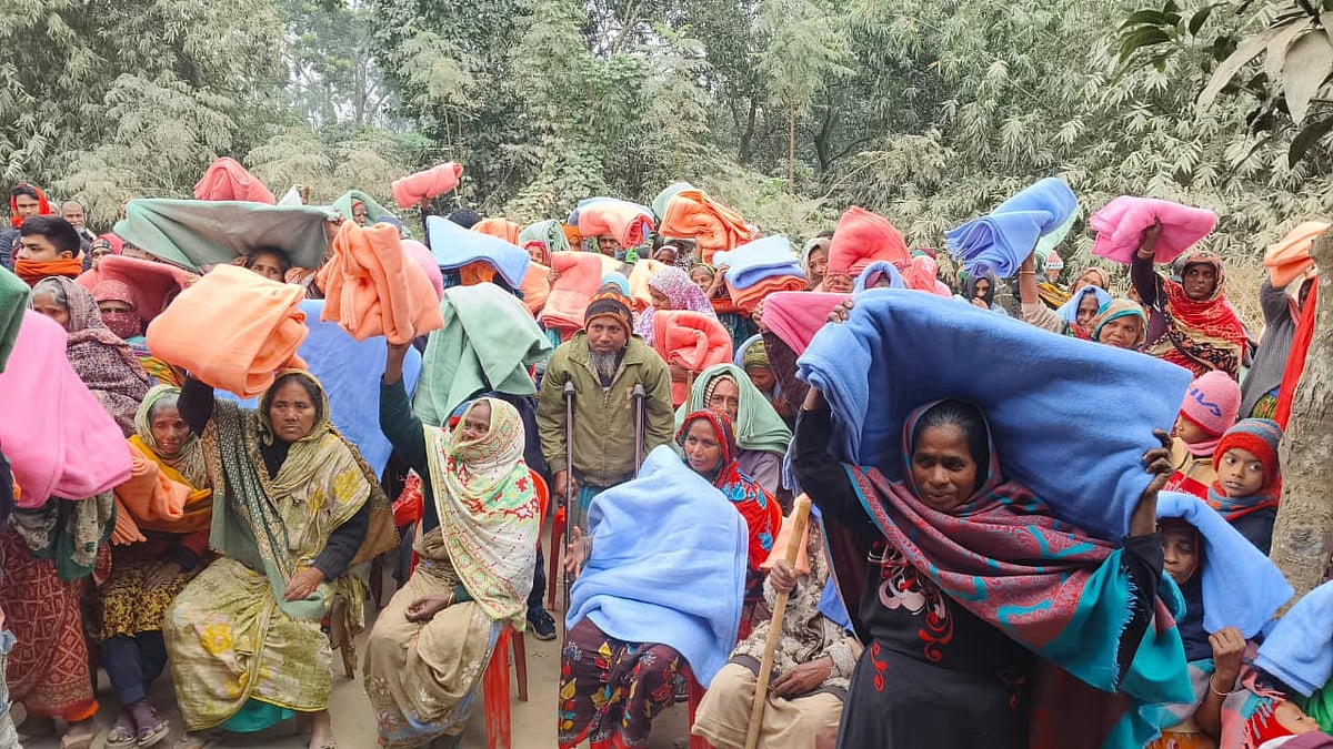 প্রথম আলো ট্রাস্টের উদ্যোগে ঘুঘুডাঙ্গা বাজার এলাকায় আড়াই শতাধিক নিম্ন আয়ের মানুষের মাঝে শীতের কম্বল বিতরণ করেছেন দিনাজপুর প্রথম আলো বন্ধুসভার সদস্যরা।  আজ সোমবার