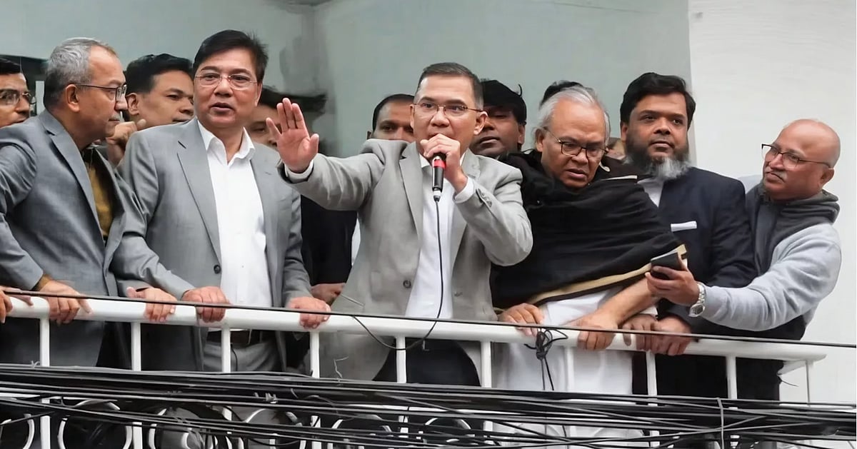 দীর্ঘ ১৭ বছর পর নয়াপল্টনে বিএনপির কেন্দ্রীয় কার্যালয়ে গিয়ে নেতা-কর্মীদের উদ্দেশে সংক্ষিপ্ত বক্তব্য রাখেন তারেক রহমান। সোমবার, ২৯ ডিসেম্বর বিকেলে।