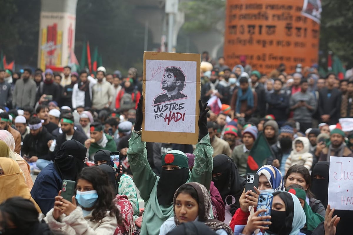 শহীদ শরিফ ওসমান বিন হাদির হত্যাকারীদের গ্রেপ্তার ও বিচারের দাবিতে রাজধানীর শাহবাগে প্রতিদিন দুপুর থেকে রাত পর্যন্ত অবরোধ কর্মসূচি পালন করছে ইনকিলাব মঞ্চ। সোমবার, ২৯ ডিসেম্বর