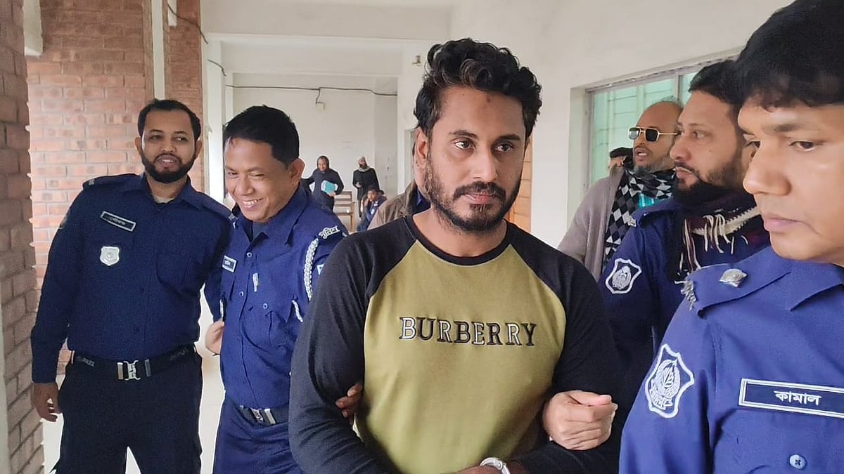 আদালতে পুলিশ পাহারায় আহসান উল্লাহ। ২৯ ডিসেম্বর