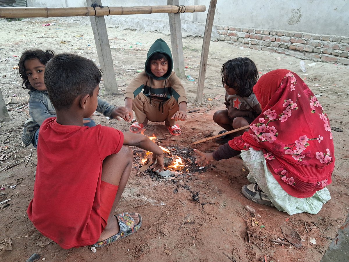 কনকনে শীত, কুয়াশা, আর হিমেল হাওয়ার মধ্যে শিশুরা আগুন জ্বালিয়ে শরীর গরম করে নিচ্ছে। দিঘিরপাড়, দাউদকান্দি, কুমিল্লা, ২৯ ডিসেম্বর