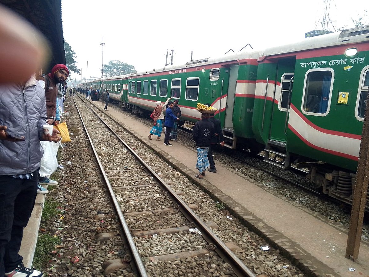 গতকাল সোমবার রাত থেকে ট্রেন চলাচল শুরু হয়